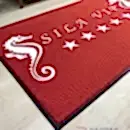 Kırmızı zeminli beyaz logolu paspas P4534 Kırmızı zeminli beyaz logolu paspas P4534