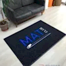 Siyah zeminli mavi logolu paspas P4905