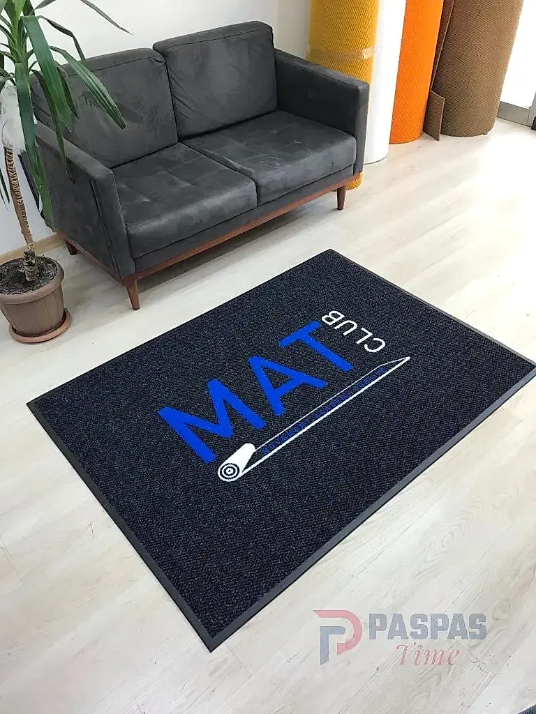 Siyah zeminli mavi logolu paspas P4905