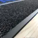 Siyah zeminli mavi logolu paspas P4905