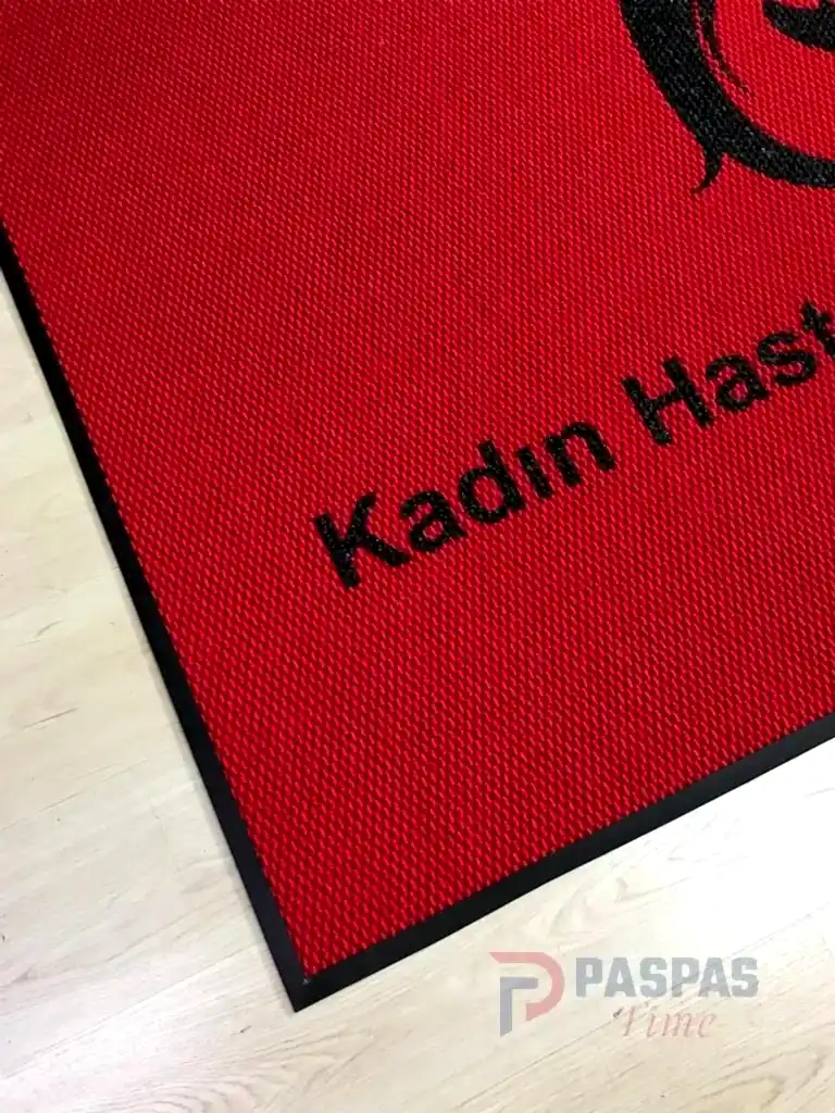 Kırmızı zeminli siyah logolu paspas P5067 Kırmızı zeminli siyah logolu paspas P5067