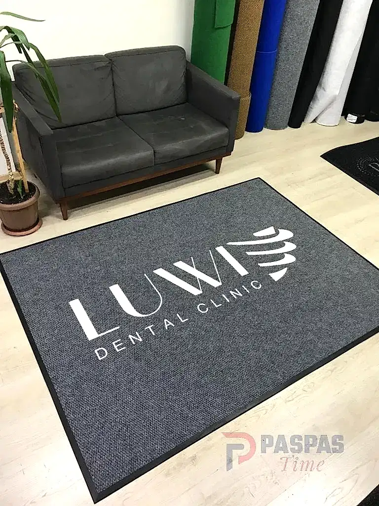 Gri zeminli beyaz logolu paspas P7328 Gri zeminli beyaz logolu paspas P7328