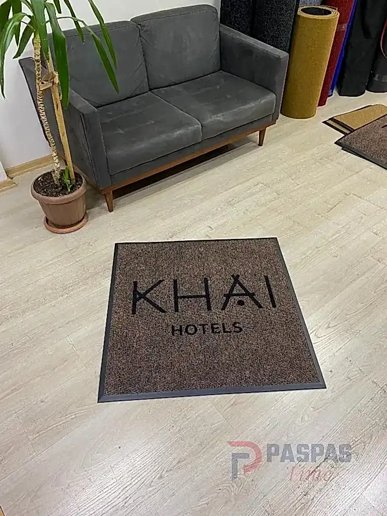 Kahverengi zeminli siyah logolu paspas P7432 Kahverengi zeminli siyah logolu paspas P7432