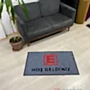 E logolu gri zeminli kırmzı siyah logolu paspas P7442 E logolu gri zeminli kırmzı siyah logolu paspas P7442