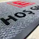 E logolu gri zeminli kırmzı siyah logolu paspas P7442 E logolu gri zeminli kırmzı siyah logolu paspas P7442