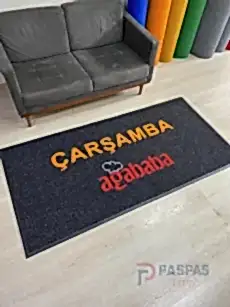 Siyah zeminli turuncu kırmızı logolu paspas P7847